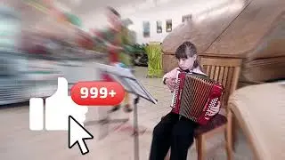 Sofia spielt im BioLaden Akkordeon. София играет в магазине на акордеоне. Zirkuspferde. Galopp.