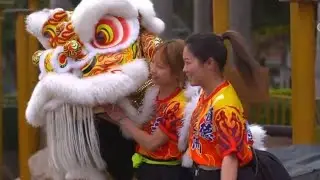 Beautiful and sassy! Post-90s lion-dancing sisters showcase traditional Chinese culture