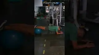 Roll out de piernas en mendicine ball
