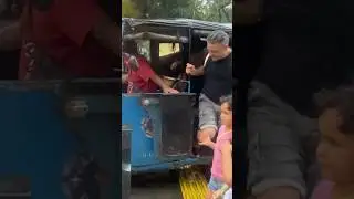 Иностранец впервые прокатился на тук-туке в Джакарте.