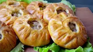 Simple and delicious mini chicken pies - see the recipe!