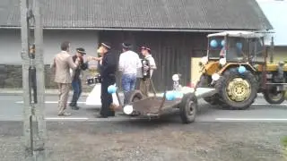 Brama Weselna Pawła i Sylwi - Jedzie traktor z pola dla Pawła Domagały i Sylwi