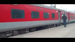 14218 Chandigarh- Prayagraj Sangam Unchahar Express Arrived at Prayag Jn PF No- 02