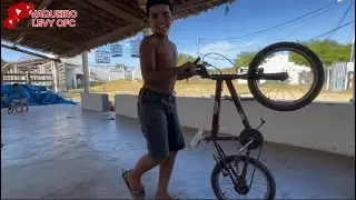 VAQUEIRO LEVY E JOSÉ ANDANDO DE BICICLETA