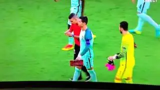 Cristiano Ronaldo y su fan haciendo la foto de equipo en la semi final de Euro 2016 :-))))