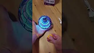 Летающий мяч, больше похожий на игрушку для кошек - Orb Toys Tech Gadget Spinner Remote Fly Glow LED Lights #shorts