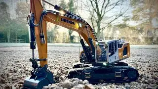 Hydraulic excavator 1/14 scale - XDRC 945 - model of a Liebherr 945 - moving & digging gravel. 