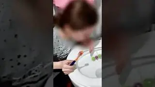 Моей Зубной Щеткой Чистит Унитаз 🚽😱
