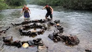 Primitive life: Build traps from rocks on the river &hearts;️