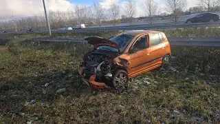 #takelverhalen 154: Auto gaat 2x over zijn dak en een vrachtwagen glijdt naast t pad