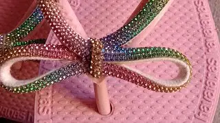 Laço  de tubo de meia cana de strass