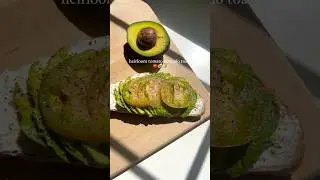 HEIRLOOM TOMATO AVOCADO TOAST 🥑🍅