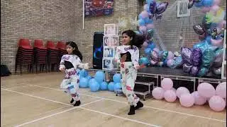 Shaky Shaky dance performance 