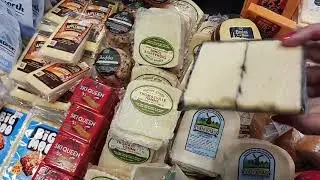 США.Дорогой магазин.Паштеты, сыры, мухами не засиженные.
