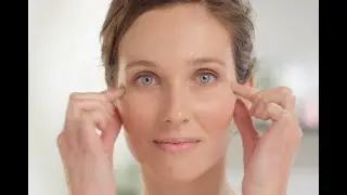 Routine et auto gestuelles anti-&acirc;ge pour une peau comme rajeunie
