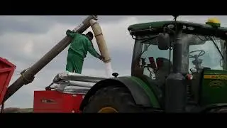 Загрузка минеральных удобрений при помощи перегрузчика Can Agro и прицепа UMEGA SPC19