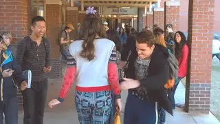 Il bullo della scuola vuole sculacciarla, senza sapere che è un agente segreto in incognito...