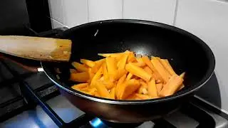De Indonesische keuken - Oseng Oseng Wortel - Roerbak wortelen.