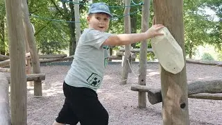 Маттиас показывает фокус. Matthias shows a magic trick.