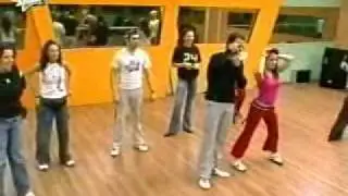 Saranth Kalomoira Apantwntas se prokliseis xorou