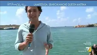Lo sbarco di alcuni migranti in diretta da Lampedusa