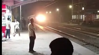 Railgate open hain Train aa gyi Railfanning