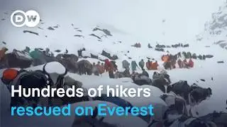 Heavy snowfall has trapped hikers on the slopes of Mount Everest | DW News