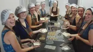 Ontvormen van de chocolade bij een chocolade workshop