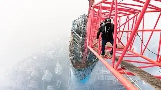 Jovens Escalando a Torre de Xangai (650 metros)