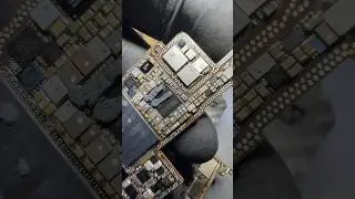 iPhone 13 Pro Max sem sinal ap&oacute;s forte impacto.Diagn&oacute;stico em placa com v&aacute;rias trilhas rompidas.