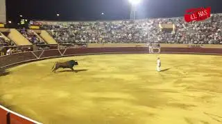 Salto espectacular a un toro bravo de 