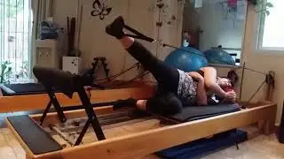Pilates Reformer Trabajo de cubito lateral con una pierna
