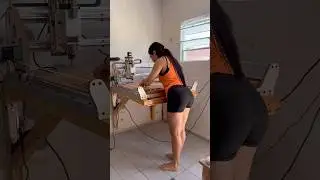 Ela fez uma tigela de madeira na cnc router