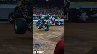 Grave Digger совершает великолепное спасение! #monsterjam #monstertruck #monstertruckjump