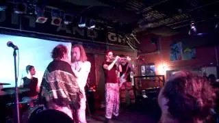 Macaulay Culkin and Har Mar Superstar making out