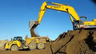 Komatsu PC1000 loading up Komatsu HM400.
