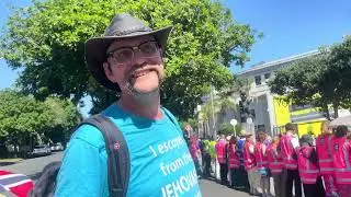 Члены секты Свидетелей Иеговы блокируют мирные протесты.