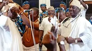 FUNNY MOMENT !SEE   WHAT ISESE MAN DID TO WASIU AYINDE ON STAGE 
