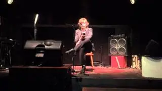 Тимофей Саттаров читает на открытой поэтическо-музыкальной сцене в Берлине в Hangar 49
