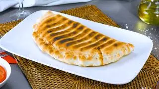 Der Geschmack von Italien auf dem Grill: gegrillte Calzone mit Salsiccia und Burrata