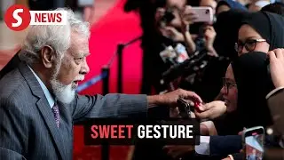 Timor-Leste PM Gusmao hands out sweets to media at Asean Summit