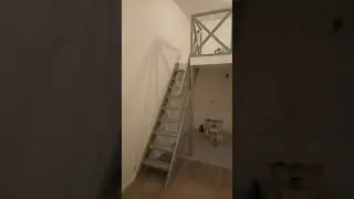 Второй ярус в комнате-кухне с классической лестницей