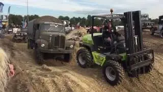 Carretilla elevadora Forklift Agrimac TH-300 remolcando un cami&oacute;n militar