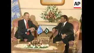 Fmr US president arrives for quake region tour, meets Musharraf