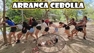 Estas chicas juegan el mejor arranca cebolla de la historia😬.