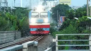 2 đoàn tàu leo dốc cầu Bình Lợi trong buổi chiều muộn | Train Spotting Vietnam [4K]