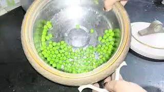 Matar chilne ka tez trika with Grater 😱|How to Store Green Peas/matar for long tim |Tips & tricks
