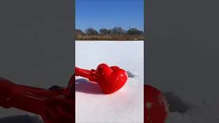 Папина волшебная ложка слепила снежок в форме сердечка ❤️❄️ | Так мило! #шорты #вирусное