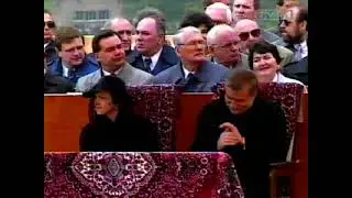 Skoczów JAN PAWEŁ II. S. JAKUBOWSKI wręcza makietę Sankt. na Groniu (VHS 63) (3)
