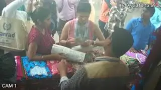 Lady gang theft caught on cctv at Kalyan market